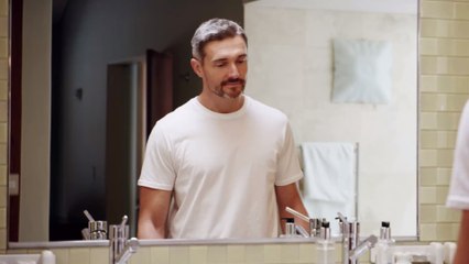 Ein Dermatologe verrät: Mit diesen Tricks verhinderst du, dass deine Haut alt aussieht