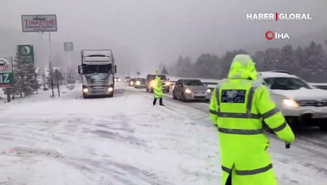 Antalya'nın merkezine 1 saat uzaklıkta! Araçlar kara gömüldü