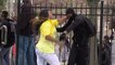 Emeutes à Baltimore : son fils jette des pierres sur la police, elle le corrige devant les caméras