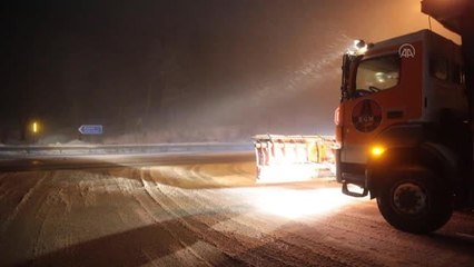Bolu Dağı'nda yoğun kar yağışı etkili oluyor