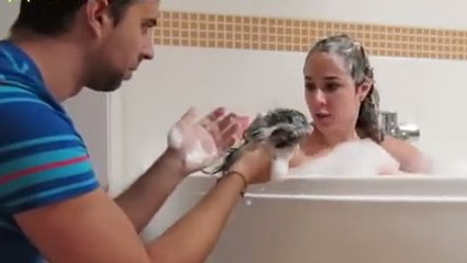 Il fait croire à sa copine qu'elle perd ses cheveux... Sa réaction est hilarante !