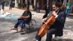 Un musicien joue du violoncelle après l'explosion d'une bombe en Irak