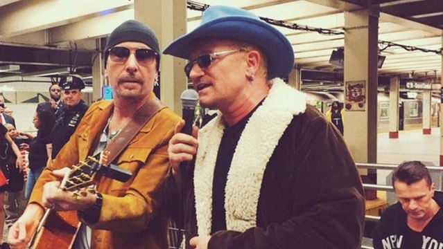 Les membres du groupe U2 chantent déguisés dans le métro de New York