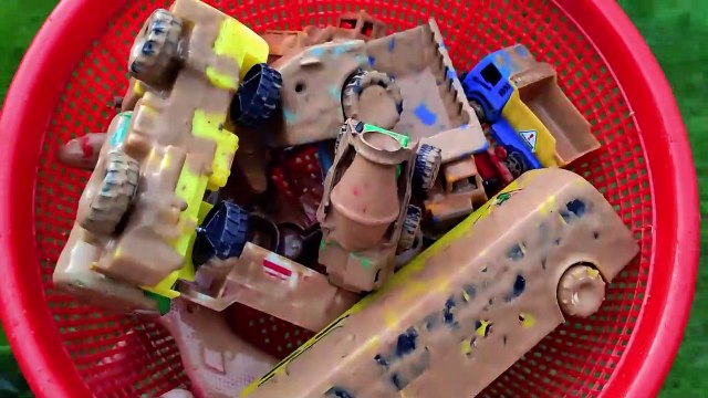 menemukan dan membersihkan mainan kotor, truk pasir, truk tangki, mobil derek, bus tayo, truk molen, kereta api thomas