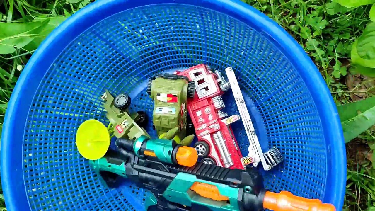 mencari dan menemukan mainan, mobil pemadam, kendaraan militer, kereta api thomas, helikopter