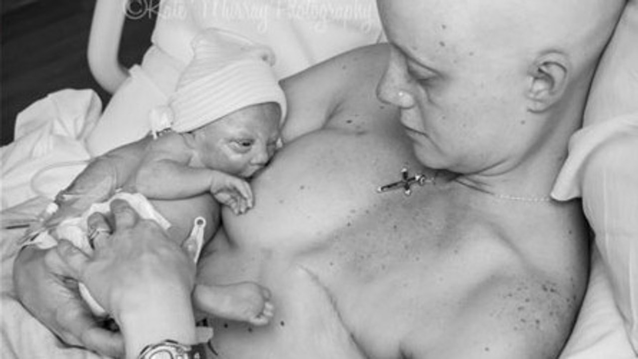 Victime d'un cancer du sein, elle allaite son bébé pour la première fois