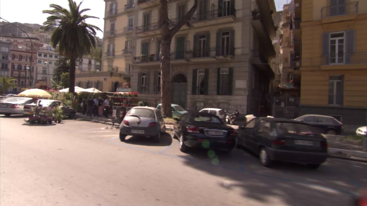 Frau gewinnt Hauptpreis, doch der Verkäufer klaut ihr das Los und läuft davon