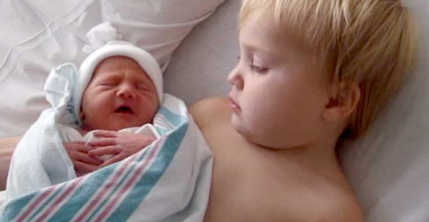 Cette petite fille rencontre sa petite soeur pour la première fois