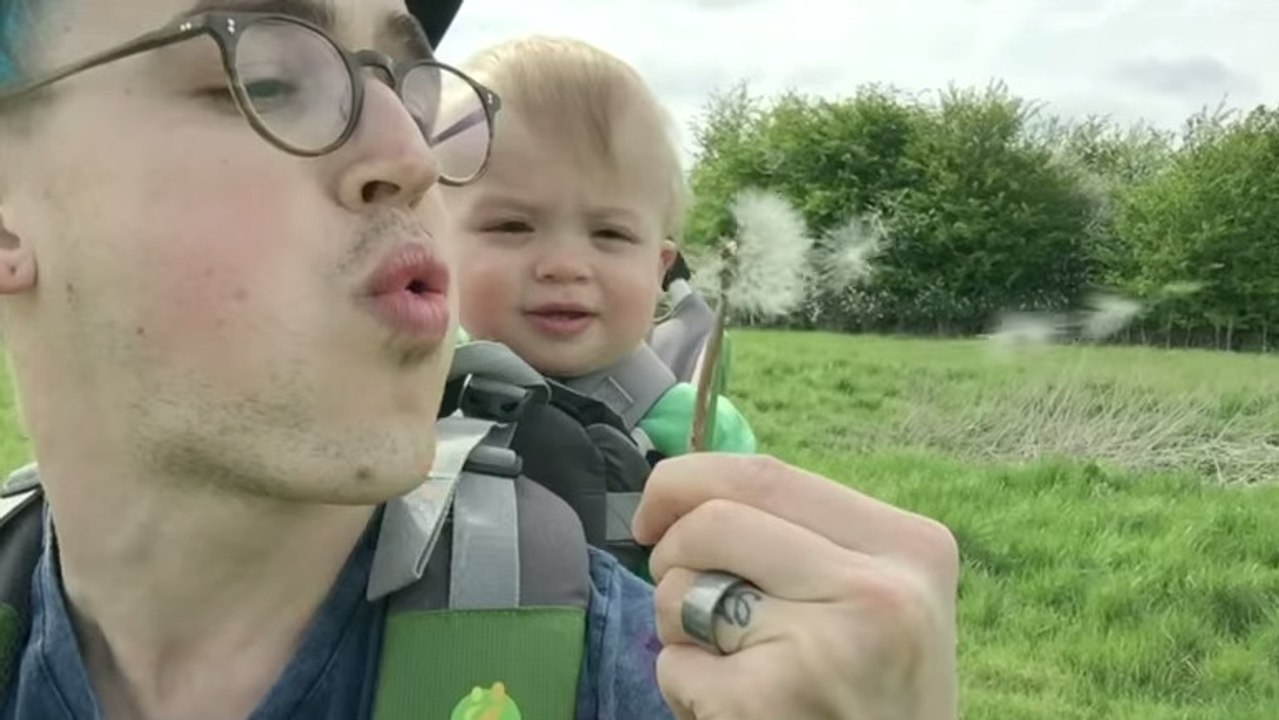 Quand ce papa souffle sur un pissenlit, la réaction de son bébé est adorable