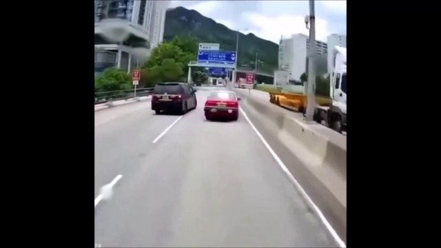 2 conducteurs font n'importe quoi sur la route et vont vite le regretter