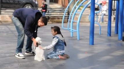 Un inconnu prouve à des mamans qu'il faut toujours surveiller ses enfants