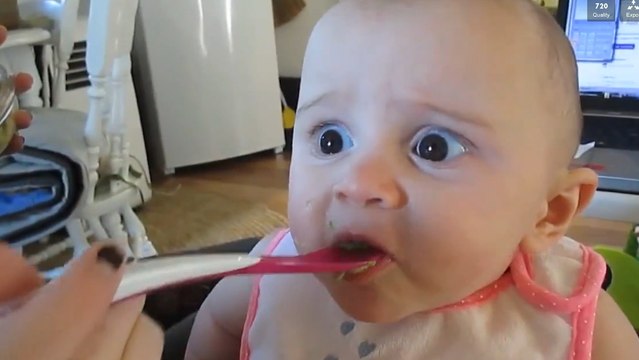 Un bébé goûte de l'avocat pour la première fois