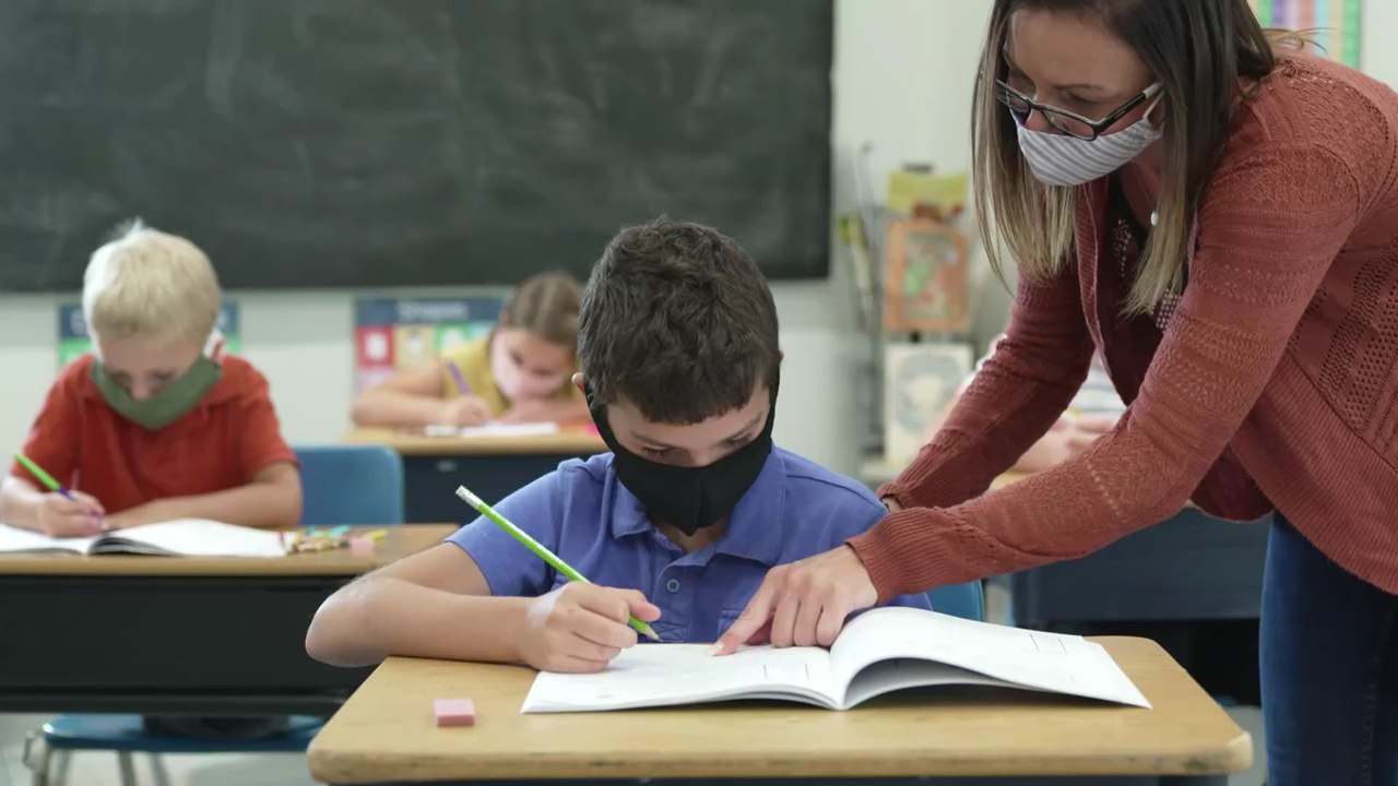 Merkel-Virologin beleidigt Kinderärzte: 'Die Lockerung der Maskenpflicht ist dumm'