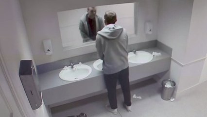 Il va avoir la peur de sa vie dans les toilettes de ce bar