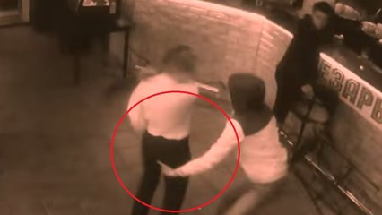 Il touche les fesses de la serveuse, elle l'assomme avec le menu !