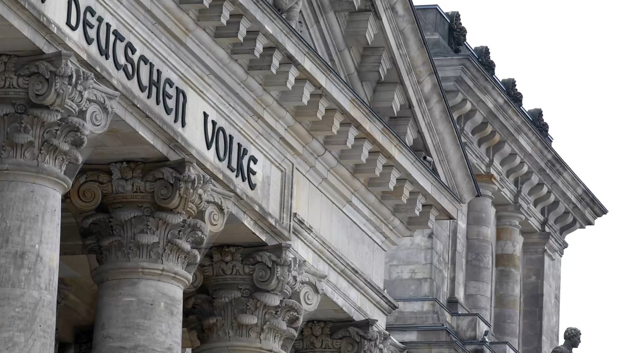 Nächste Runde beim Hungerstreik fürs Klima: Aktivist:innen vor dem Reichstagt wollen bald nichts mehr trinken