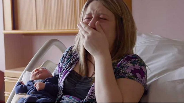 Cette jeune maman reçoit une énorme surprise alors qu'elle vient d'accoucher