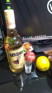abriendo una botella de tequila cabrito reposado con limon y sal de chapulin bebida ancestral tradicional de jalisco mexico