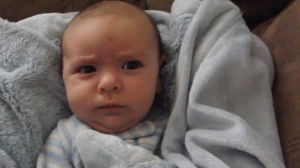 Ce bébé qui se réveille a des expressions adorables