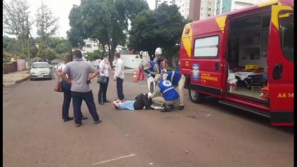 Motociclista fratura a perna ao colidir com caminhão no centro de Cascavel