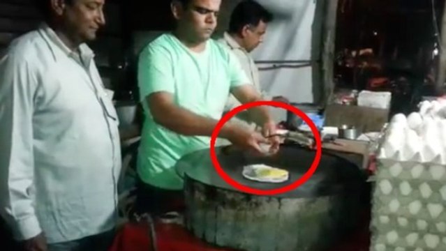 Un vendeur ambulant a une grosse surprise en cassant des oeufs