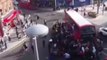 Londres : des dizaines de passants soulèvent un bus pour sauver un cycliste