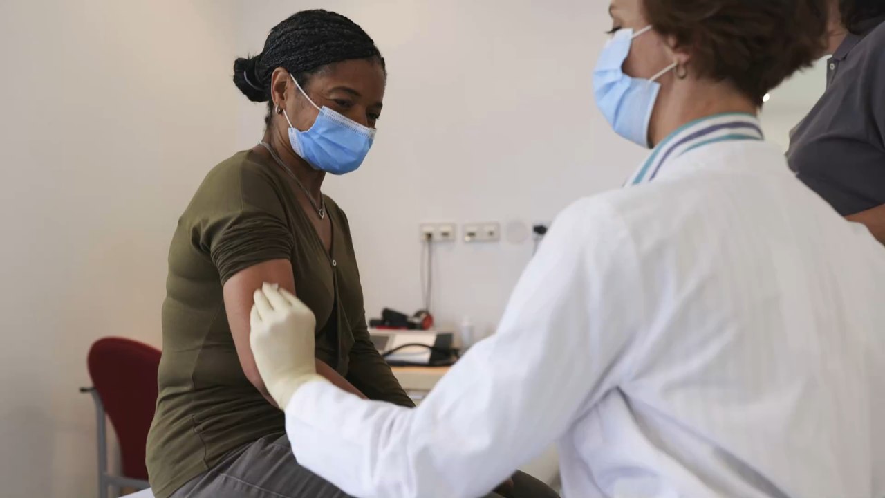 Doppelt gemoppelt: Studie untersucht, ob man sich gleichzeitig gegen Covid und die Grippe impfen lassen kann