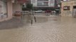 Büyükçekmece'de yağış nedeniyle rögarlar taştı, sokaklar sular altında kaldı