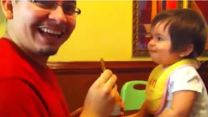 La réaction adorable d'un papa quand son bébé dit son nom