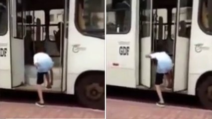 Cet ado provoque un chauffeur en faisant son lacet sur les marches du bus