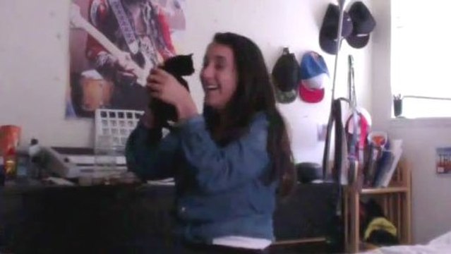 La réaction incroyable d'une fille qui reçoit un chaton en cadeau