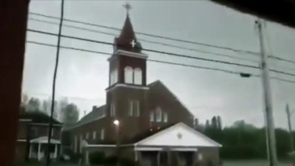 Le toit d'une église frappé par un éclair d'une violence incroyable !