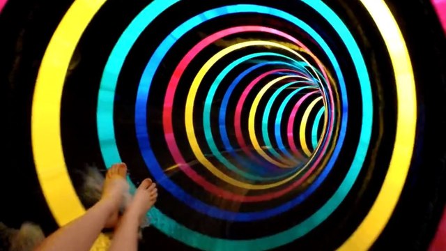 L'intérieur de ce toboggan aquatique va vous faire halluciner !