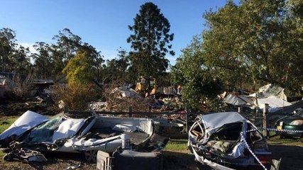 Il pète un plomb et détruit les maisons des voisins au bulldozer !