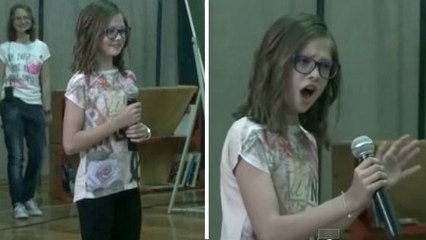 Très timide devant ses camarades de classe, son talent incroyable les a laissés sans voix  !