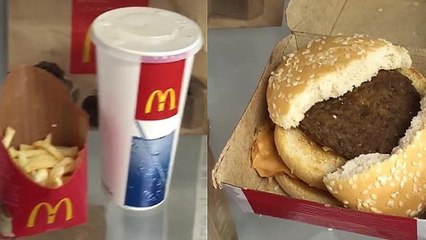 Il fait une expérience saisissante avec de la nourriture achetée dans des fast-food