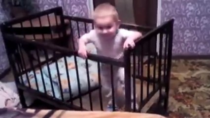 Cet enfant surdoué arrive à s'échapper de son lit à barreaux !