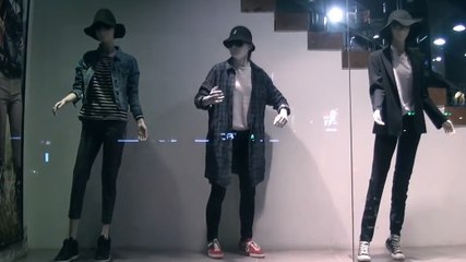 Les mannequins de cette vitrine vont vous surprendre !