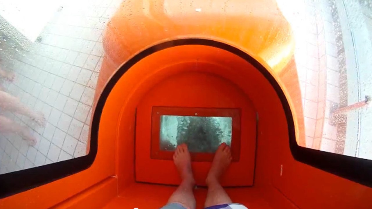 Ce toboggan aquatique qui commence par une chute libre est complètement