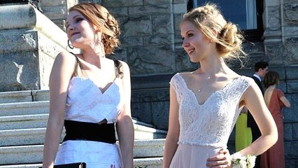 Une jeune fille crée sa propre robe au bal de promo pour défendre les droits des femmes