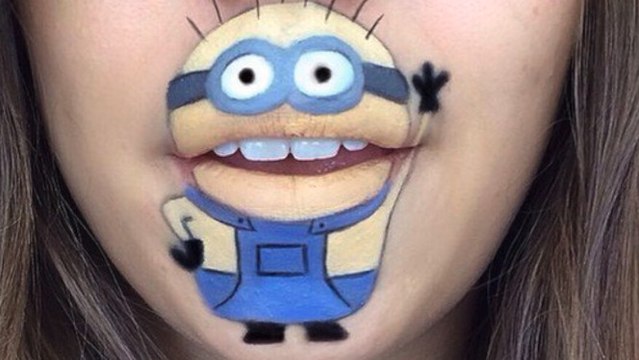 Avec un peu de maquillage, cette fille parvient à transformer ses lèvres. Le résultat est hallucinant !