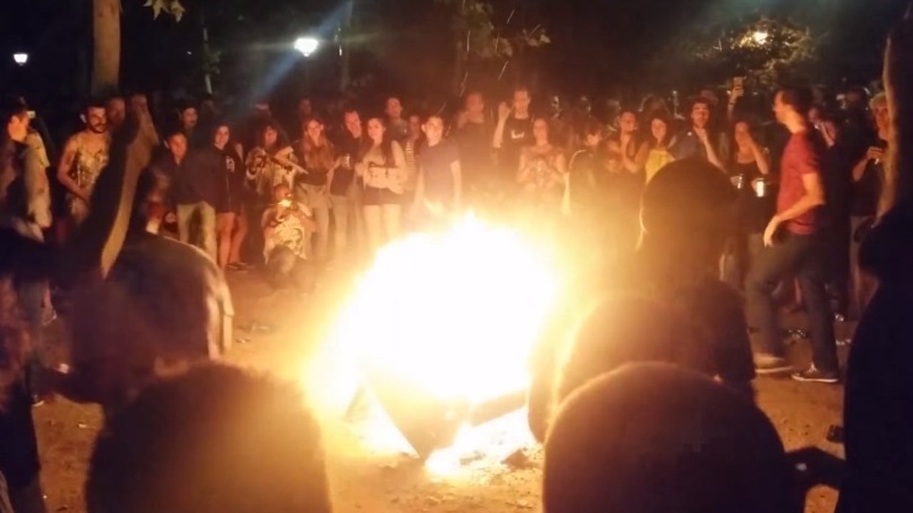 Quand deux abrutis sautent au dessus d'un feu de joie