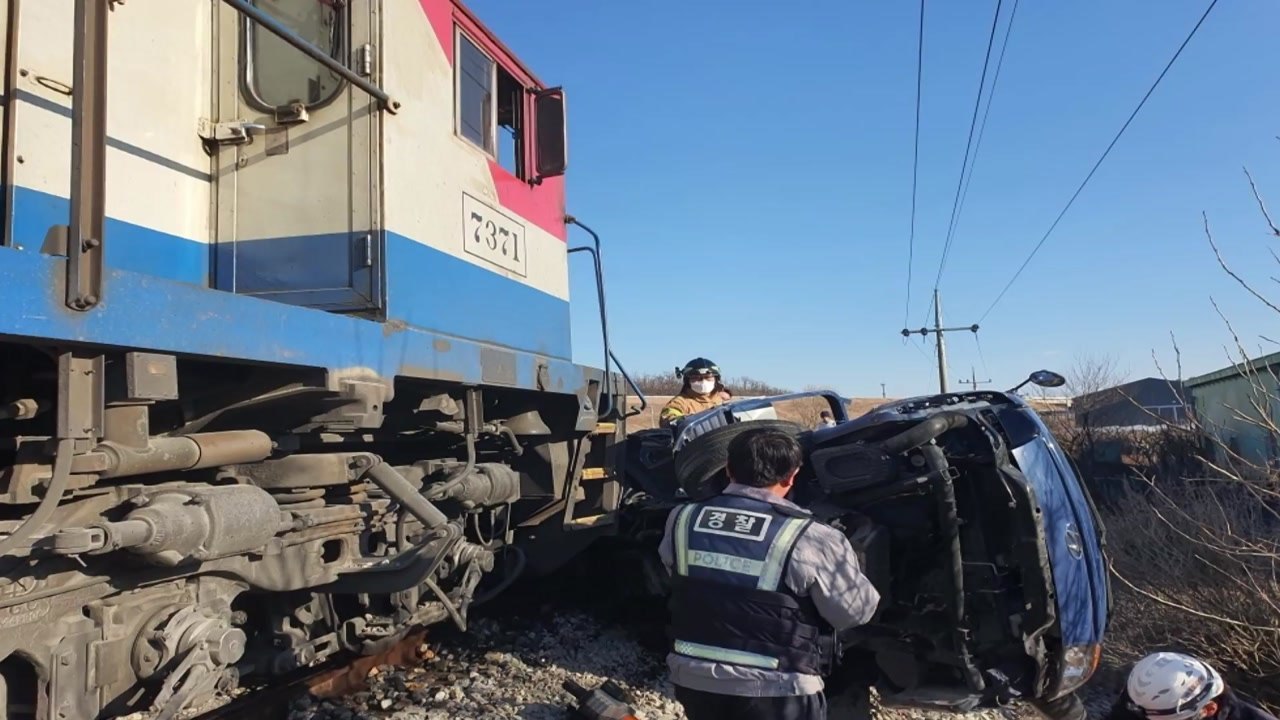 경북 영천서 무궁화호-화물차 충돌...2명 숨져 / YTN