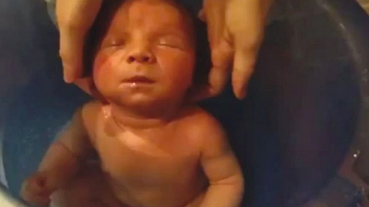 Ce bébé est en extase quand il prend son bain