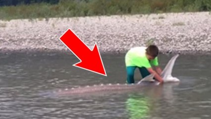 Un jeune garçon sort une prise totalement incroyable de l'eau