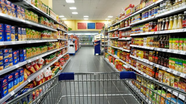 Une employée oublie de fermer le supermarché, découvrez la réaction des clients