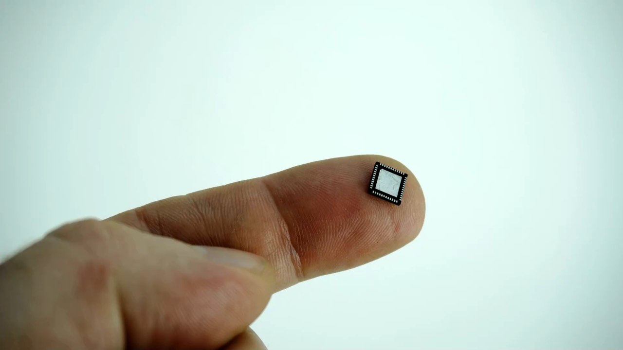 Auch wegen Corona-Impfung: Deutscher Unternehmer trägt sechs Mikro-Chips unter der Haut