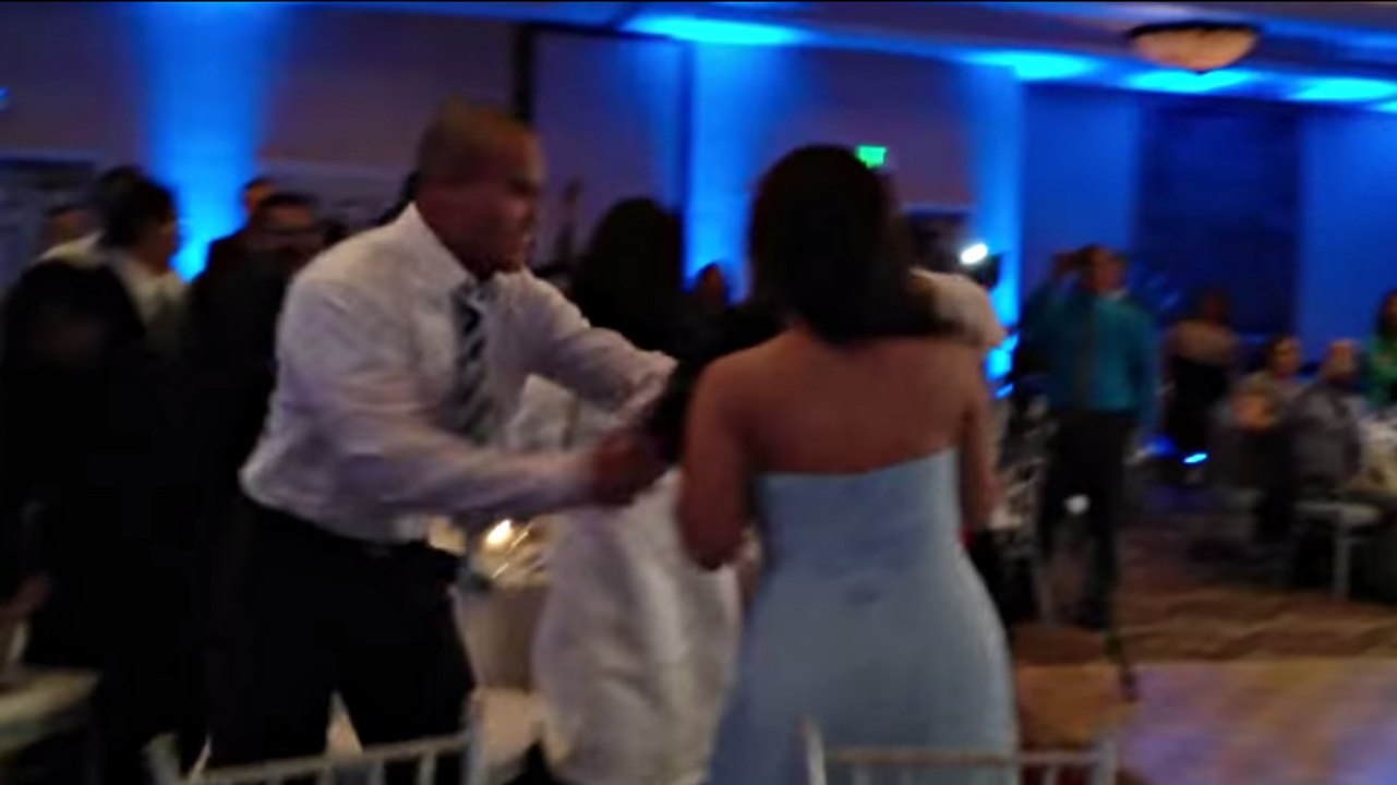 Un garçon d'honneur fait des saltos et assomme la mariée !