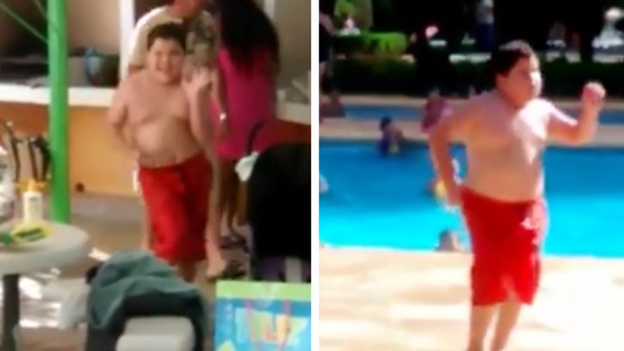 Cet enfant se déhanche comme un fou au bord de la piscine