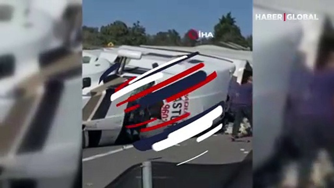 İnsanlık ölmüş dedirten görüntü! Sürücünün öldüğü kazada ürünler yağmalandı